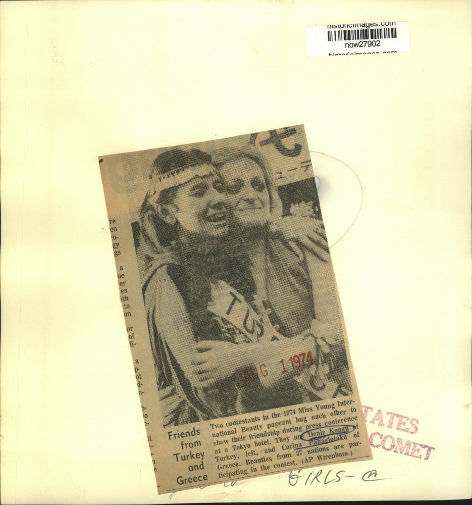 1974 Press Photo Pageant contestants Deniz Kongu and Panagiataku hug