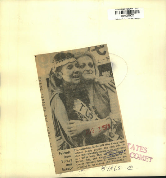 1974 Press Photo Pageant contestants Deniz Kongu and Panagiataku hug