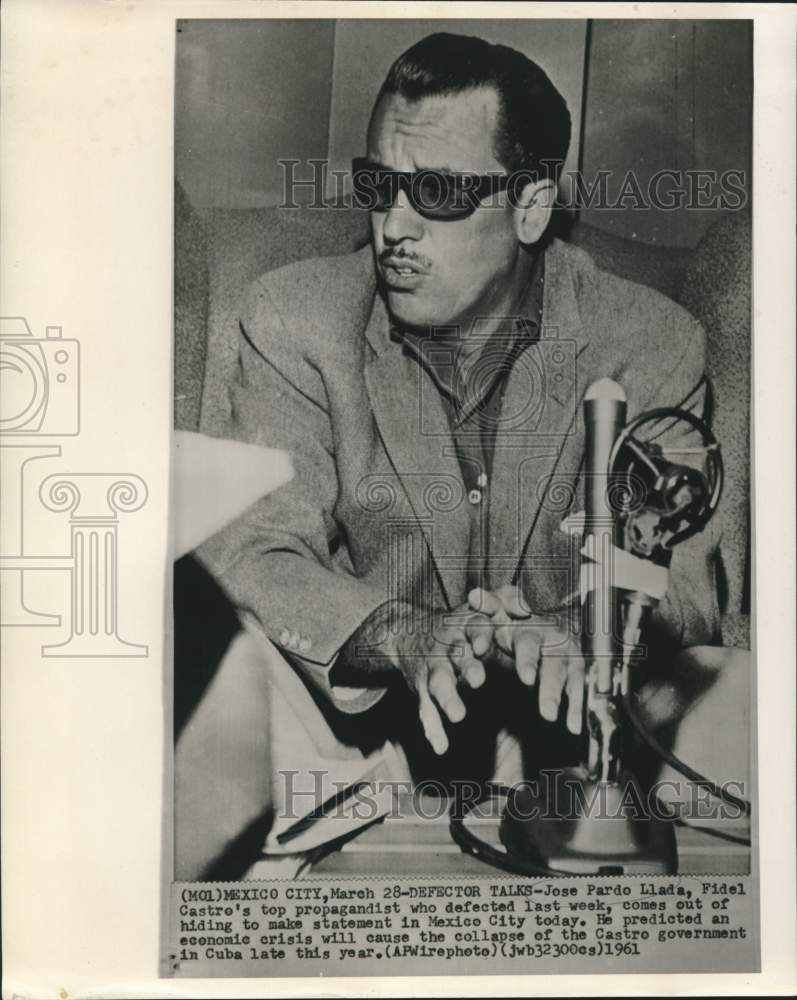 Load image into Gallery viewer, 1961 Press Photo Cuban defector Jose Pardo Llada speaks in Mexico City
