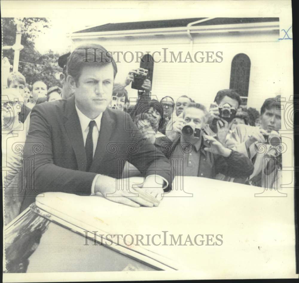 1969 Press Photo Senator Edward Kennedy searches for son in Cape Cod crowd