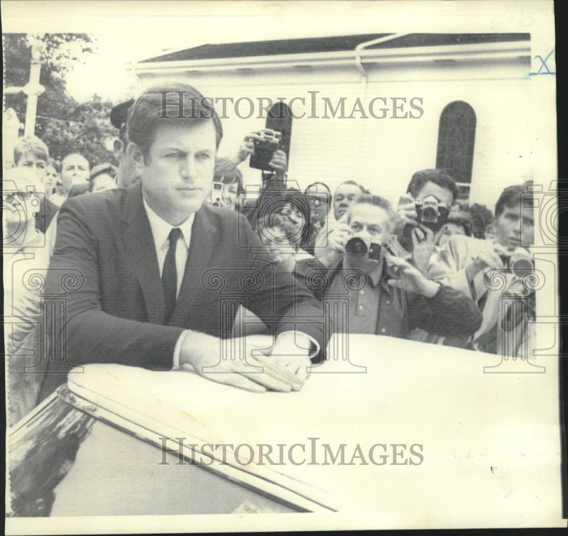 Load image into Gallery viewer, 1969 Press Photo Senator Edward Kennedy searches for son in Cape Cod crowd
