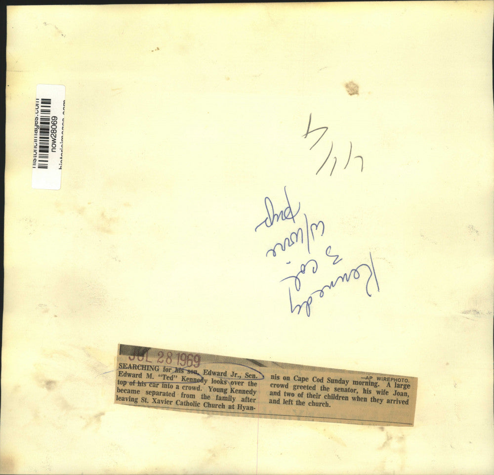 1969 Press Photo Senator Edward Kennedy searches for son in Cape Cod crowd