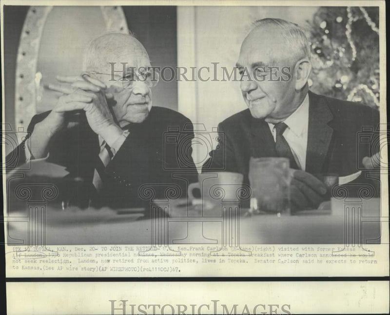 Load image into Gallery viewer, 1967 Press Photo Senator Frank Carlson and Landon visit at Topeka breakfast
