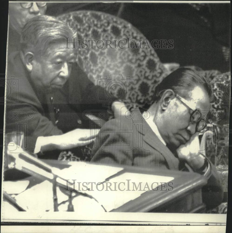 Load image into Gallery viewer, 1975 Press Photo Japan's Prime Minister Takeo Miki roused from nap at meeting
