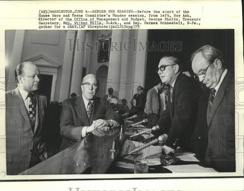 Load image into Gallery viewer, 1973 Press Photo House Ways and Means chairman Mills and committee members chat
