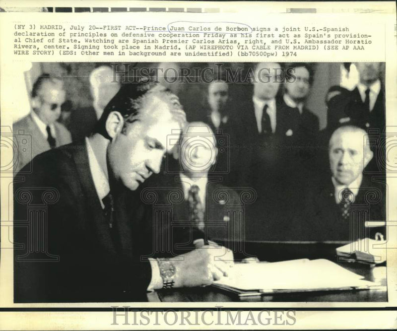 Load image into Gallery viewer, 1974 Press Photo Prince Juan Carlos, with Arias and Rivera, signs declaration
