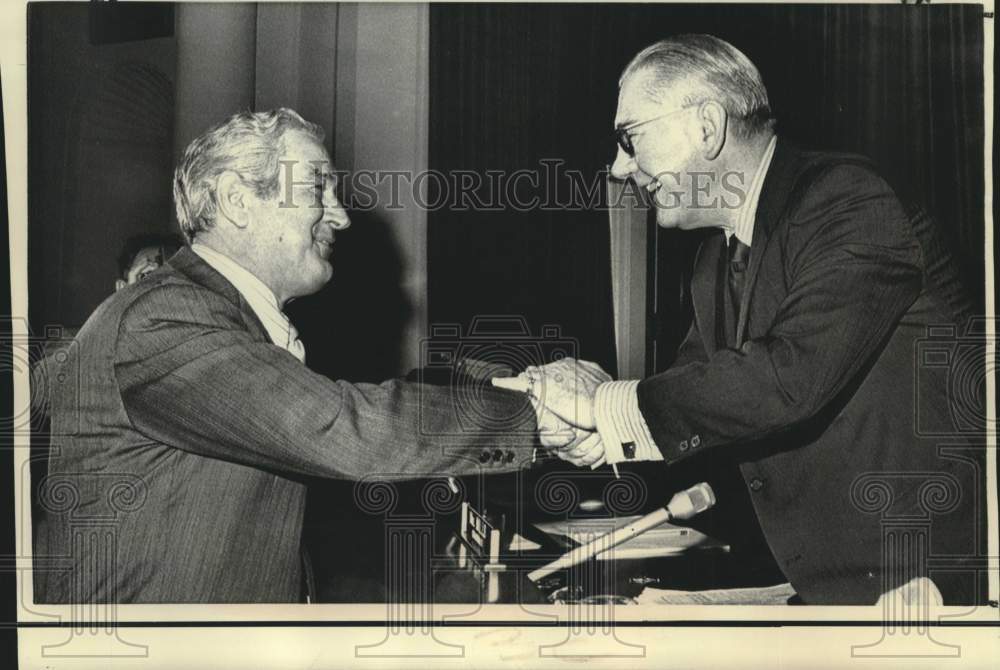 1971 Press Photo Representative Mills and Connally discuss revenue-sharing