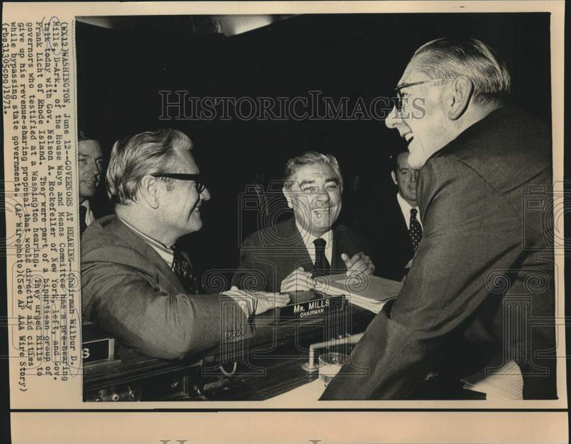 Load image into Gallery viewer, 1971 Press Photo Ways and Means Committee's Mills with Governors at Capitol
