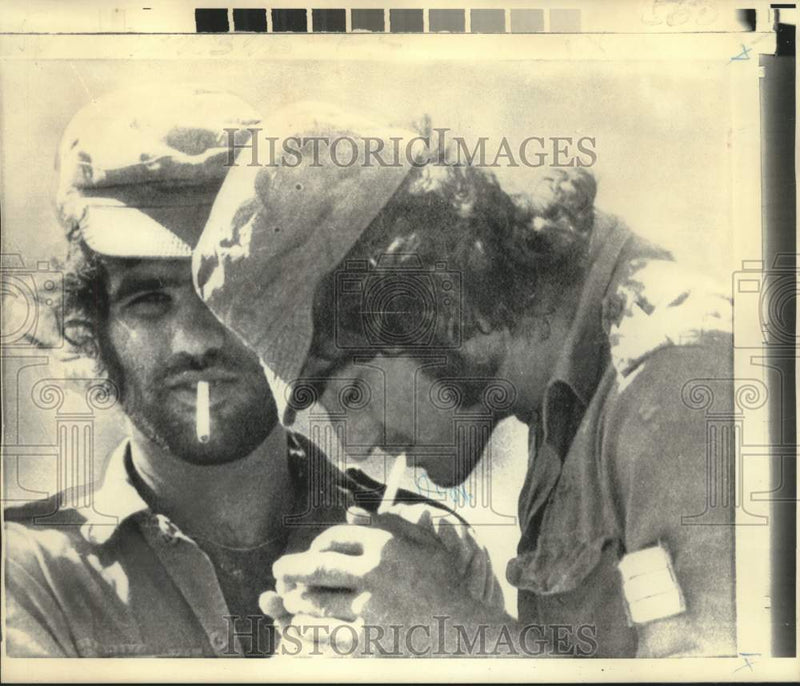 Load image into Gallery viewer, 1973 Press Photo Israeli soldiers take cigarette break in Sinai Desert
