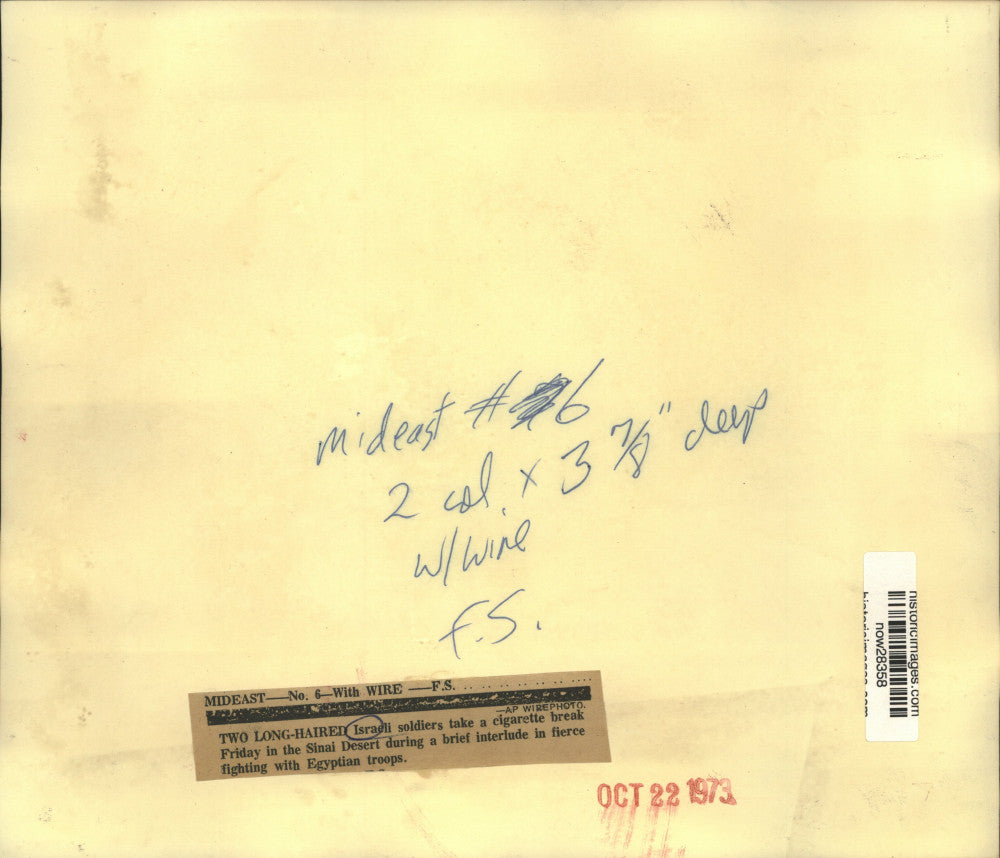 1973 Press Photo Israeli soldiers take cigarette break in Sinai Desert