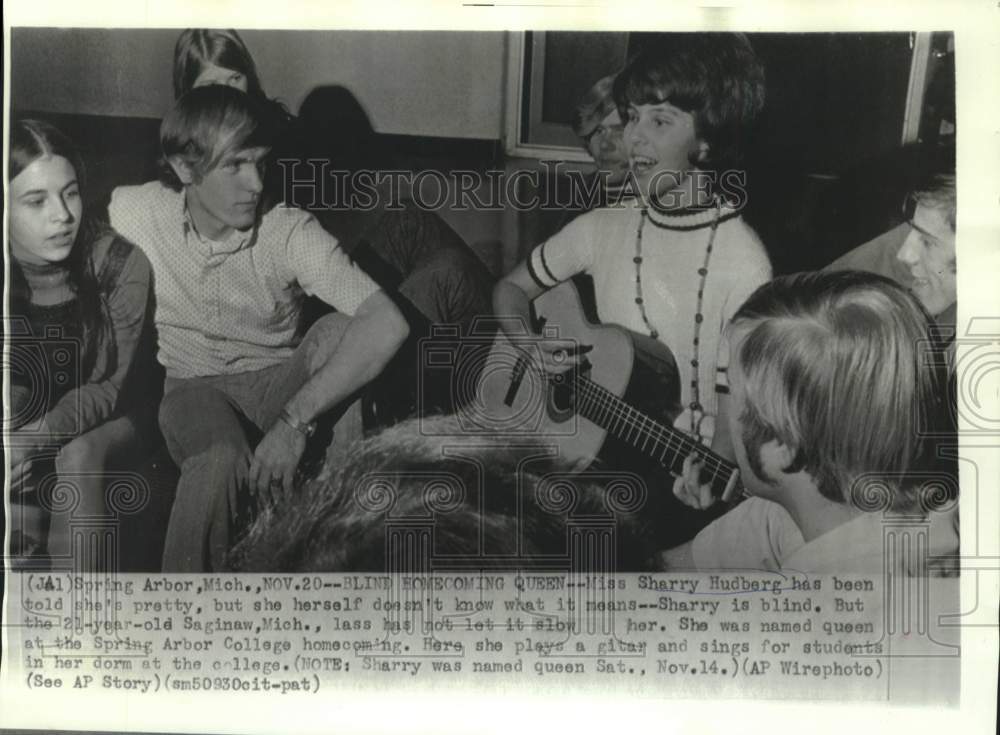 1970 Press Photo Blind Homecoming Queen Sharry Hudberg entertains at her dorm