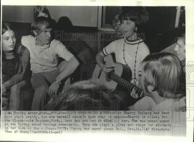 Load image into Gallery viewer, 1970 Press Photo Blind Homecoming Queen Sharry Hudberg entertains at her dorm
