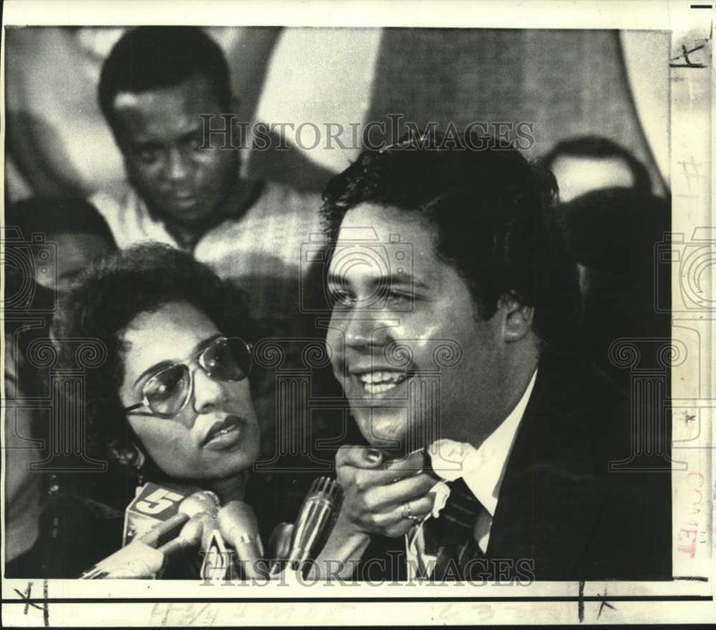 Load image into Gallery viewer, 1973 Press Photo Bonnie Jackson wipes perspiration from husband's chin in GA

