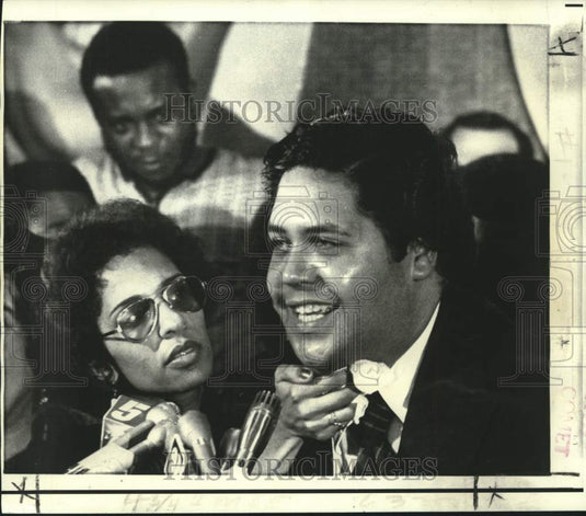 1973 Press Photo Bonnie Jackson wipes perspiration from husband's chin in GA