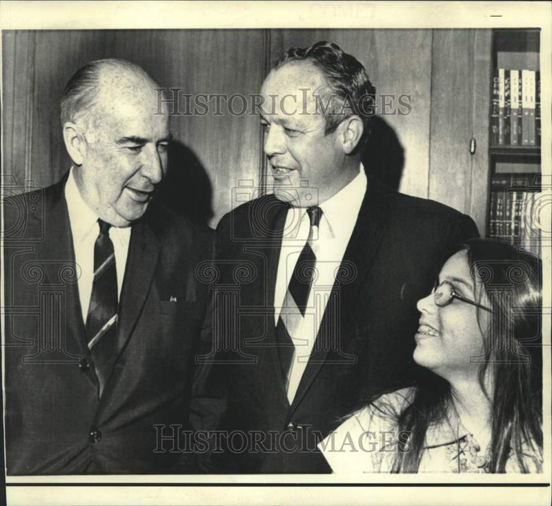 Load image into Gallery viewer, 1972 Press Photo Richard Kleindienst and daughter with John Mitchell in D.C.
