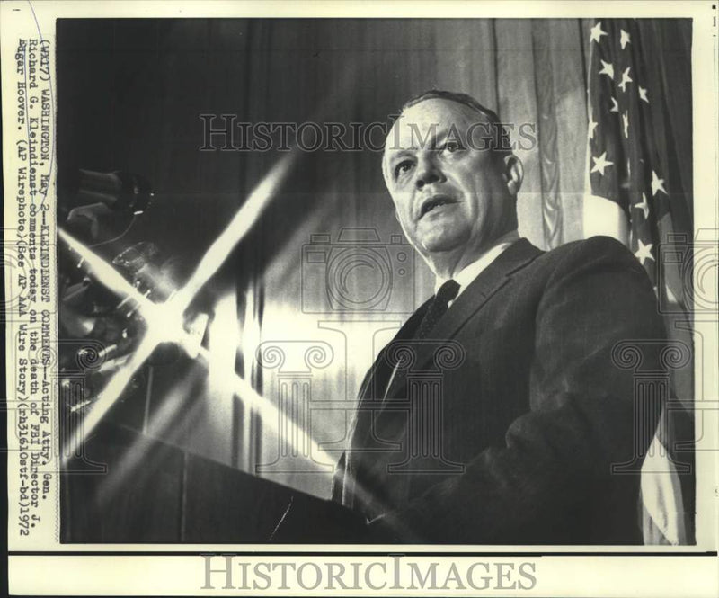 Load image into Gallery viewer, 1972 Press Photo Acting AG Kleindienst comments on FBI Director Hoover's death.
