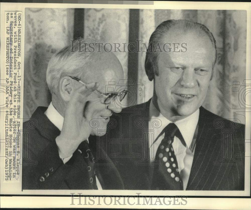 Load image into Gallery viewer, 1975 Press Photo Thomas Kleppe with President Ford at swearing in ceremony
