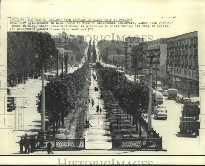 Load image into Gallery viewer, 1972 Press Photo Russia's Chestnut tree-lined Shevchenko Boulevard in Kiev
