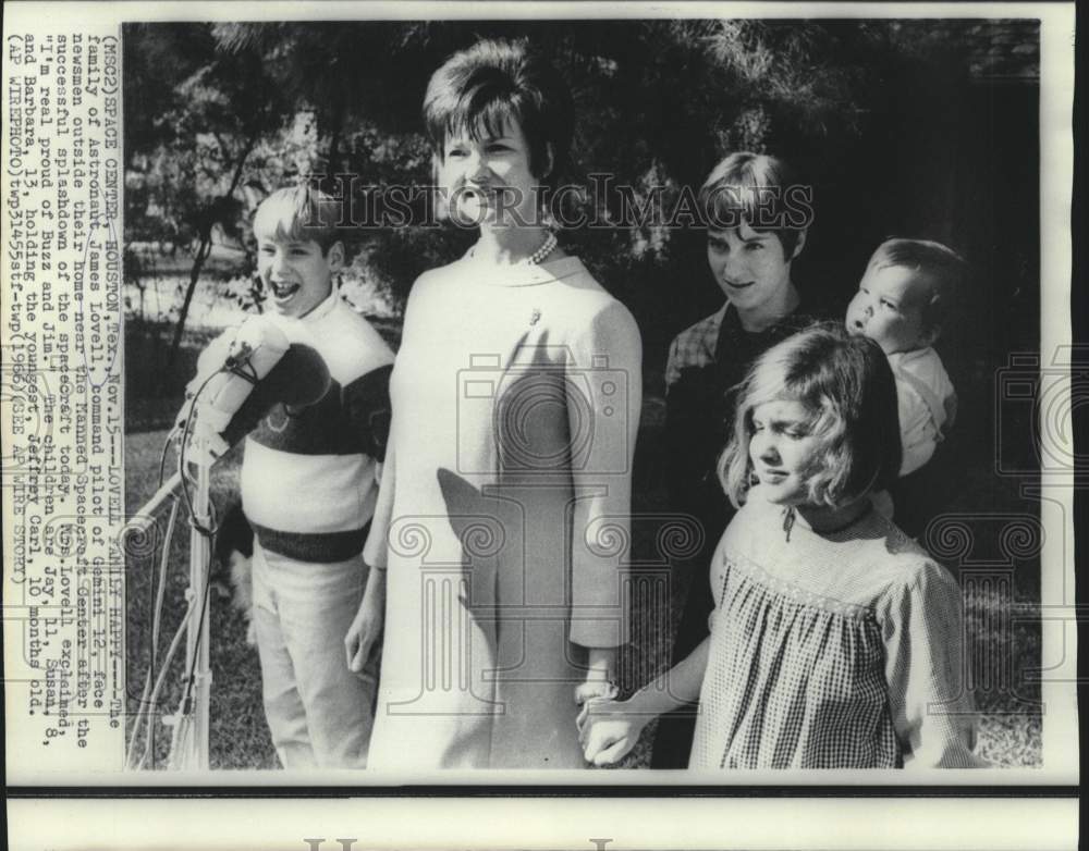 1966 Press Photo Astronaut James Lovell&#39;s family speak with newsmen in Texas