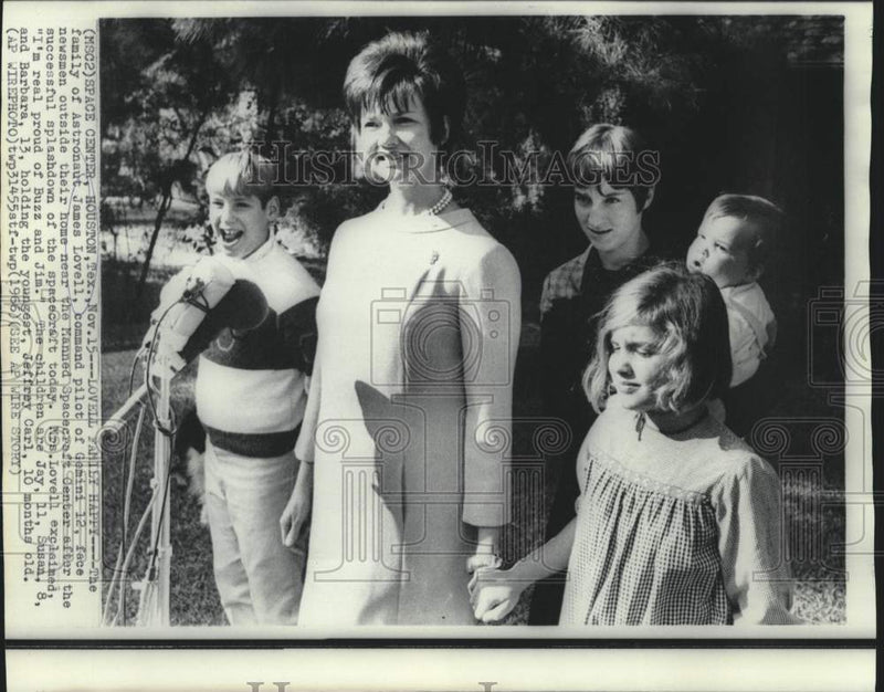 Load image into Gallery viewer, 1966 Press Photo Astronaut James Lovell's family speak with newsmen in Texas
