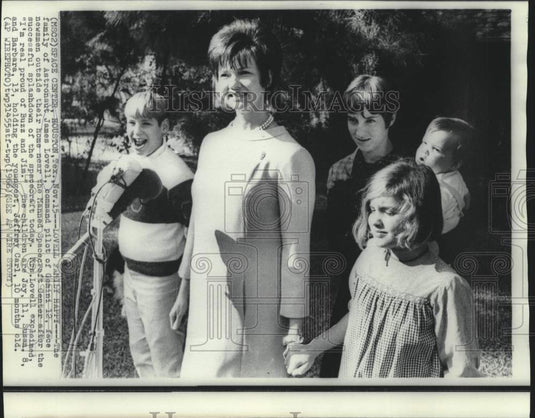 1966 Press Photo Astronaut James Lovell's family speak with newsmen in Texas