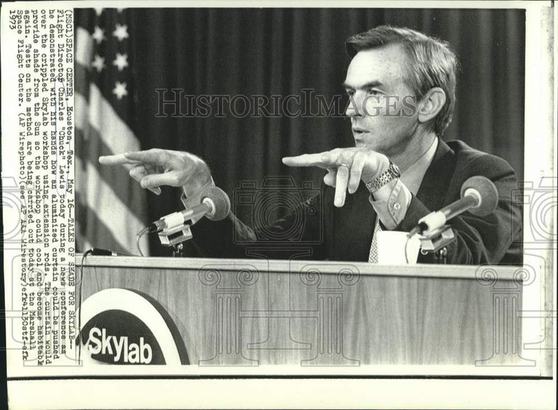 Load image into Gallery viewer, 1973 Press Photo Flight Director Charles "Chuck" Lewis at news conference in TX
