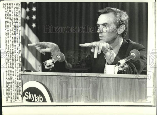 1973 Press Photo Flight Director Charles "Chuck" Lewis at news conference in TX