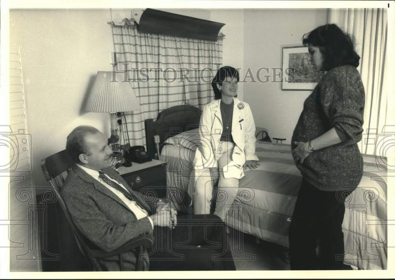 Load image into Gallery viewer, 1987 Press Photo Midwife Bookbinder shows birthing room to couple in New York
