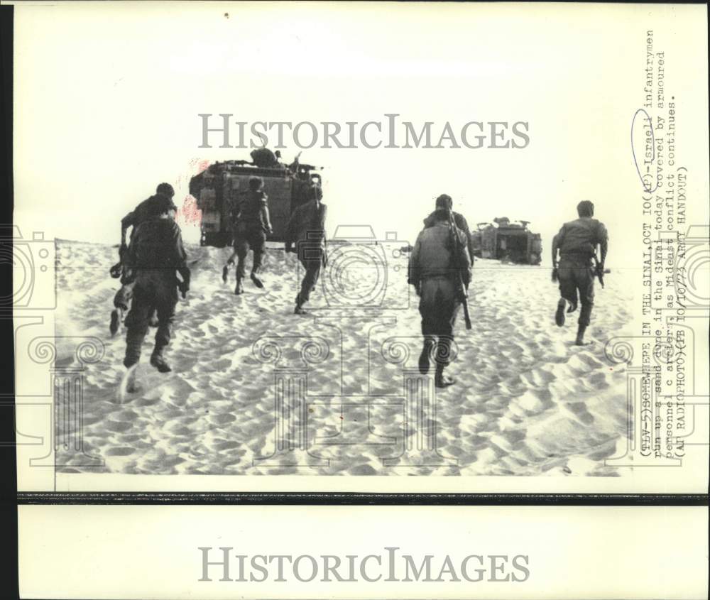 1973 Press Photo Armored personnel carriers cover Israeli infantrymen in Sinai