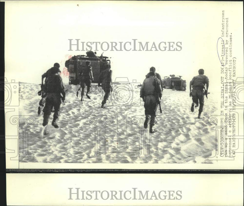 Load image into Gallery viewer, 1973 Press Photo Armored personnel carriers cover Israeli infantrymen in Sinai
