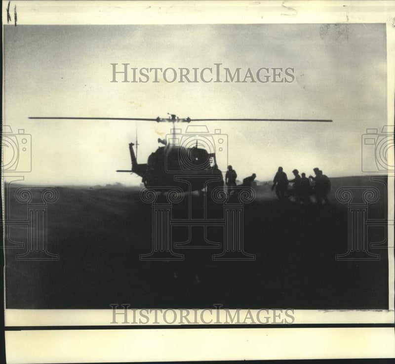 Load image into Gallery viewer, 1973 Press Photo Silhouetted Israeli medical crew during evacuation operation
