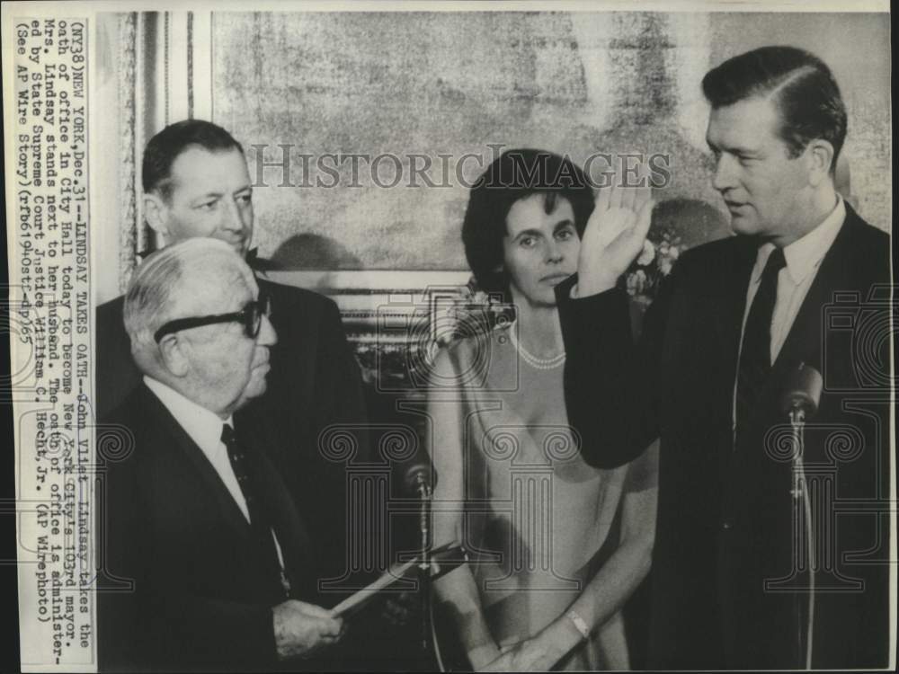 1965 Press Photo John Lindsay takes mayoral oath at New York City Hall