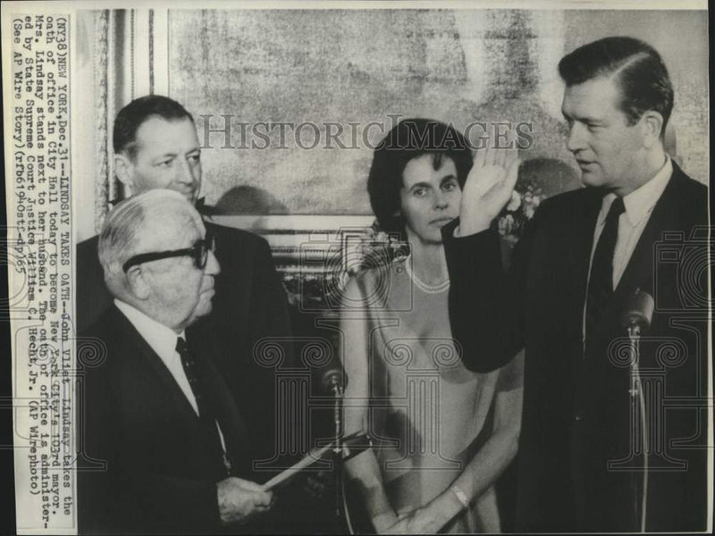 Load image into Gallery viewer, 1965 Press Photo John Lindsay takes mayoral oath at New York City Hall
