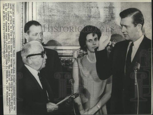 1965 Press Photo John Lindsay takes mayoral oath at New York City Hall