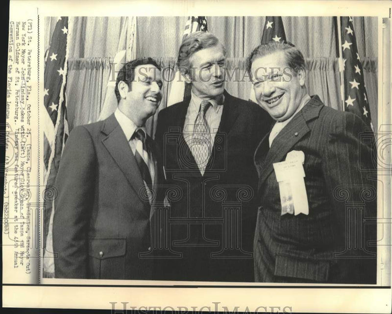 Load image into Gallery viewer, 1971 Press Photo New York mayor Lindsay jokes with Florida Mayors at convention
