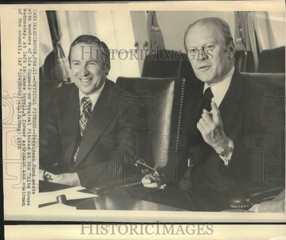 1976 Press Photo President Ford with former astronaut Lovell at White House