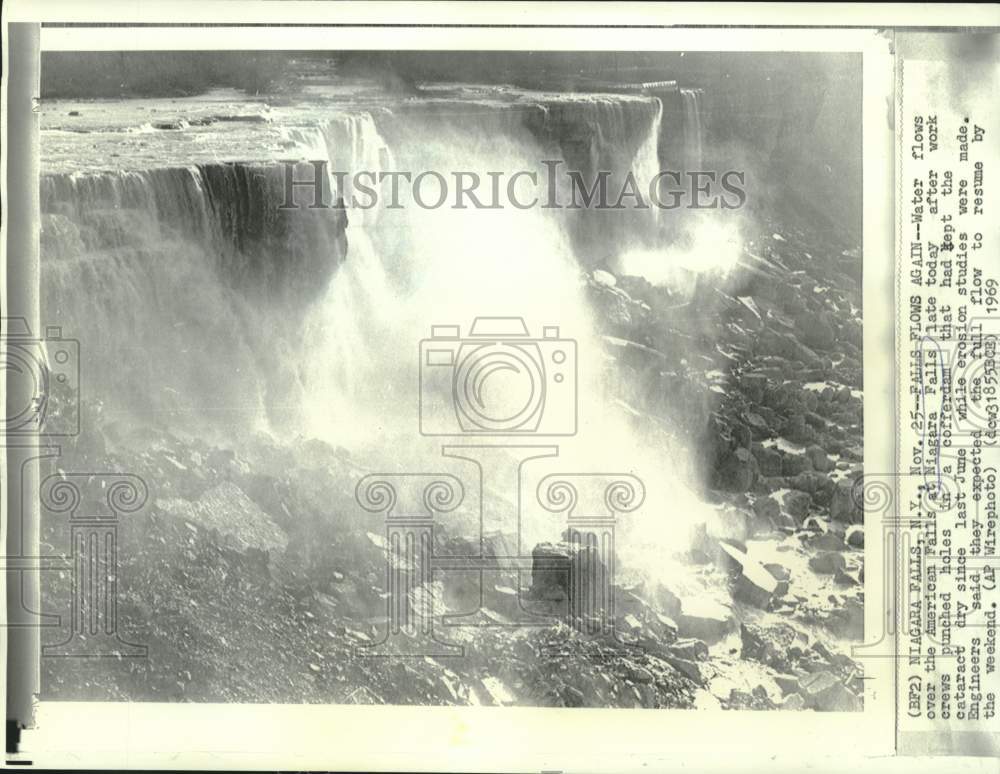 1969 Press Photo Water flows over American Falls of Niagara Falls in New York