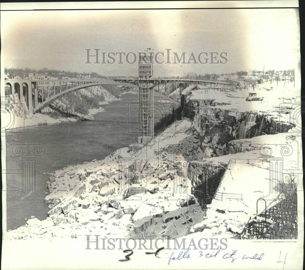 1969 Press Photo Snow covers waterless Niagara Falls riverbed in New York