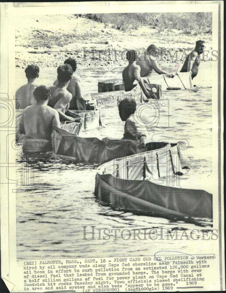 Load image into Gallery viewer, 1969 Press Photo Workers wade Cape Cod shoreline to curb oil leak pollution
