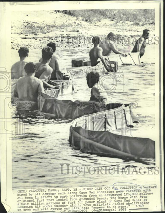 1969 Press Photo Workers wade Cape Cod shoreline to curb oil leak pollution