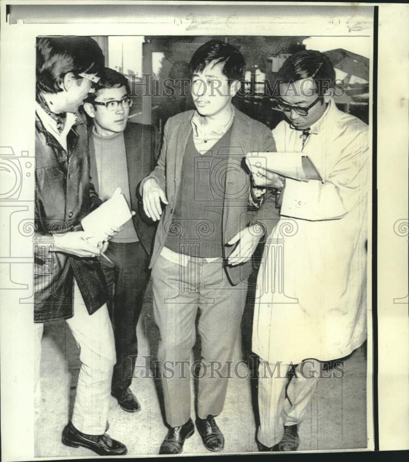 Load image into Gallery viewer, 1970 Press Photo Freed Brazilian prisoner Shizno Okawa at Mexico news conference

