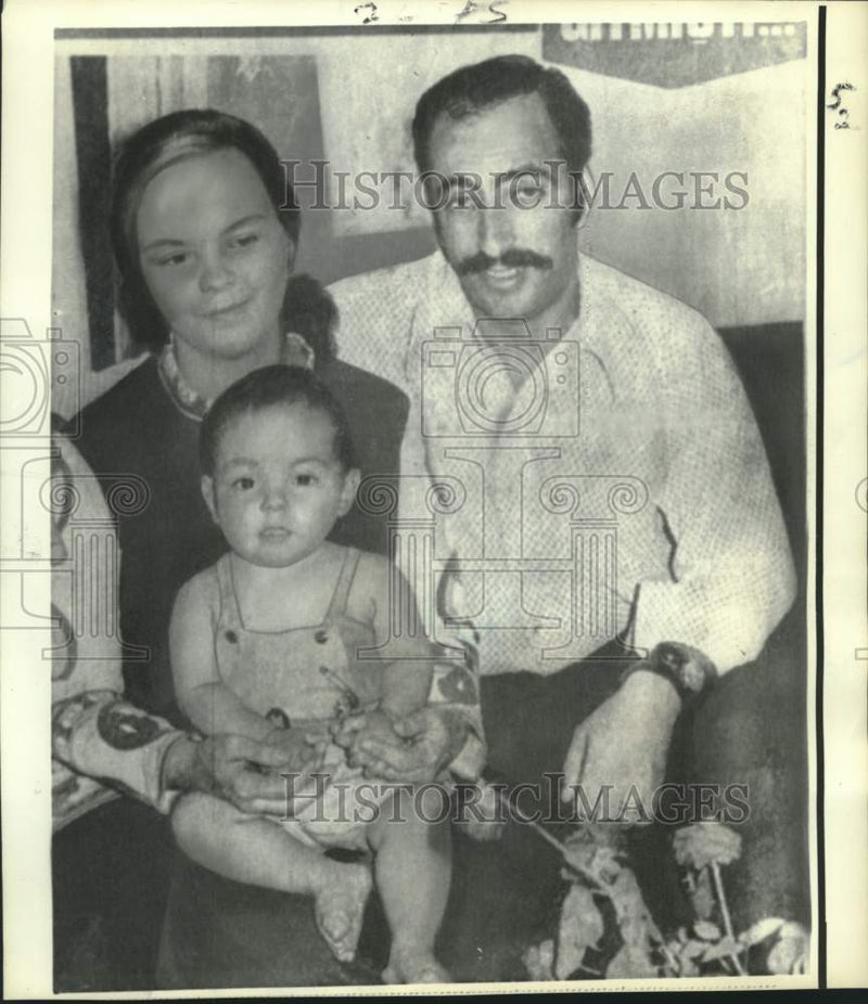Load image into Gallery viewer, 1972 Press Photo Sesik and Lana Odunkesenier with son Aaron shown in Turkey
