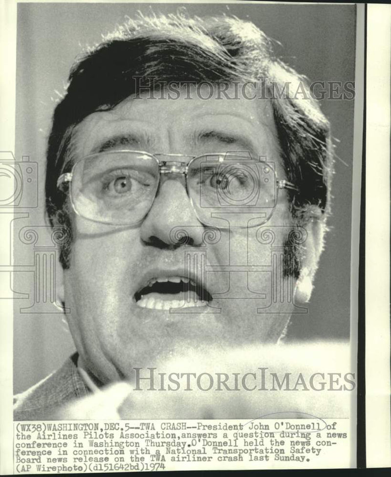 Load image into Gallery viewer, 1974 Press Photo ALPA President O'Donnell at Washington news conference
