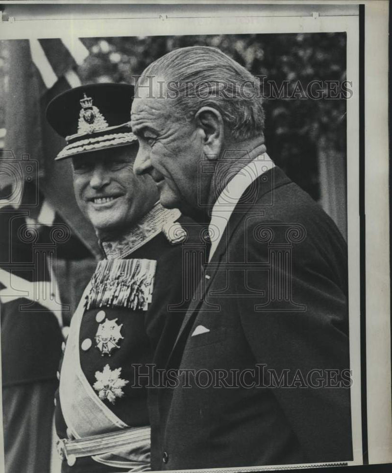 Load image into Gallery viewer, 1968 Press Photo Norway's King Olav V and President Johnson at White House
