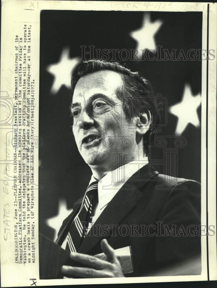 1972 Press Photo Democratic Platform chairman Neustadt addresses committee