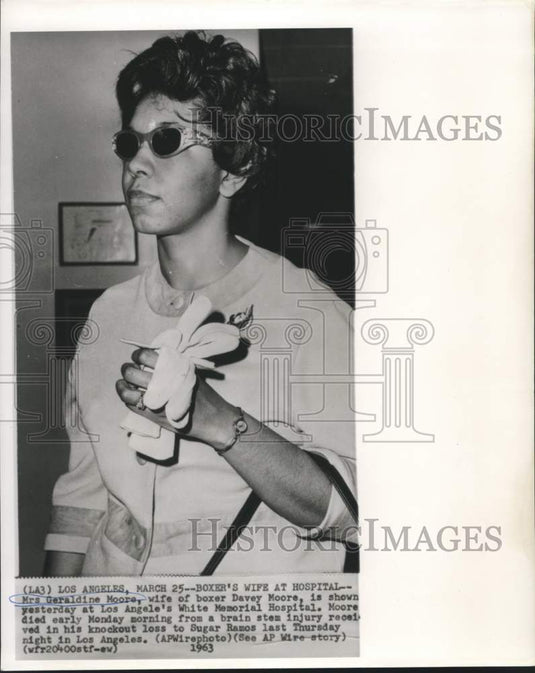 1963 Press Photo Boxer Davey Moore's wife shown at Los Angeles hospital