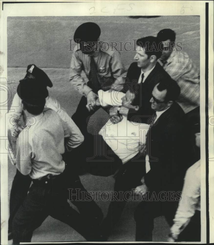 1969 Press Photo Montreal police haul away demonstrator from Expo amphitheater