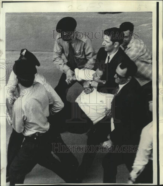 1969 Press Photo Montreal police haul away demonstrator from Expo amphitheater