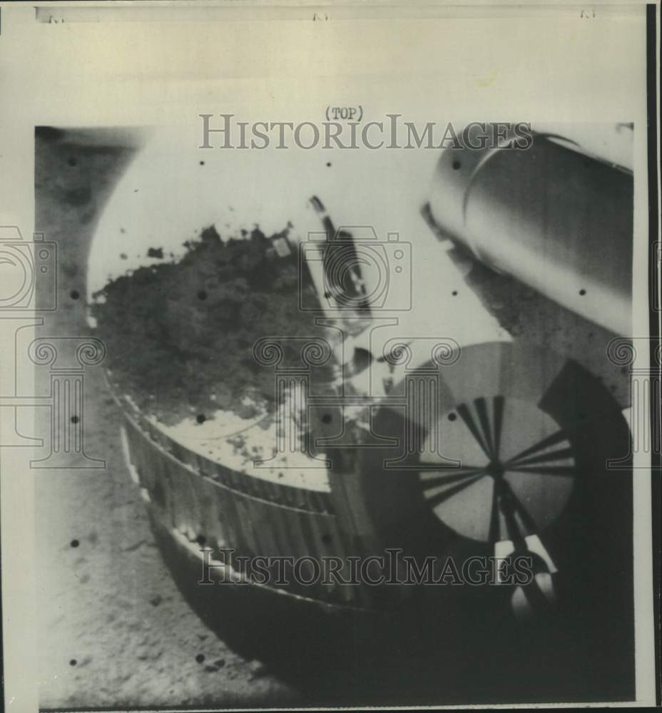 1967 Press Photo Surveyor 3's photo of Surveyor 2's scoop of lunar soil on moon
