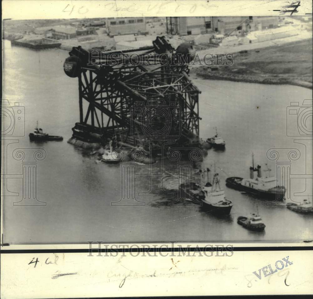 1974 Press Photo Tugs tow oil rig down Tees River in England to North Sea